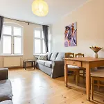 Zentrale Altbauwohnung Im Helmholtzkiez