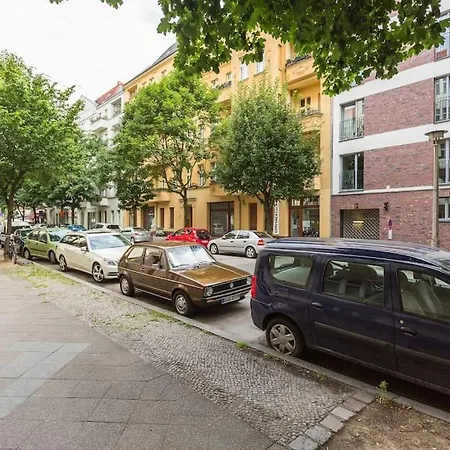Zentrale Altbauwohnung Im Helmholtzkiez
