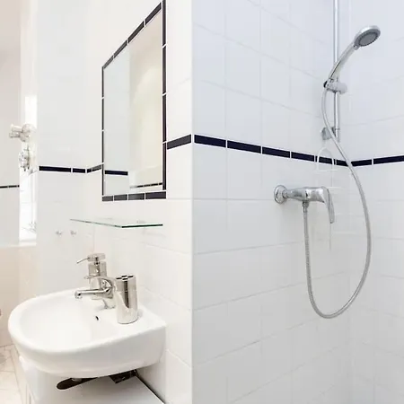 Zentrale Altbauwohnung Im Helmholtzkiez Apartment Berlin