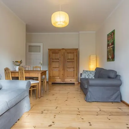 Appartement Zentrale Altbauwohnung Im Helmholtzkiez Berlijn
