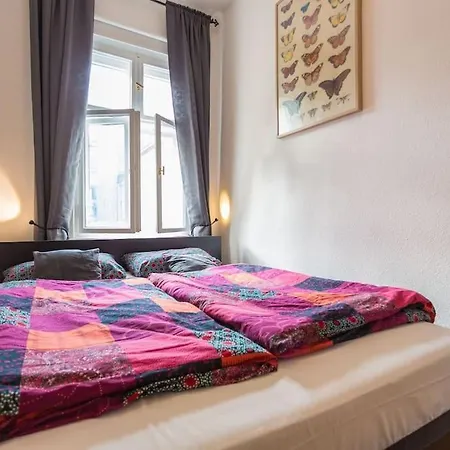 Zentrale Altbauwohnung Im Helmholtzkiez *