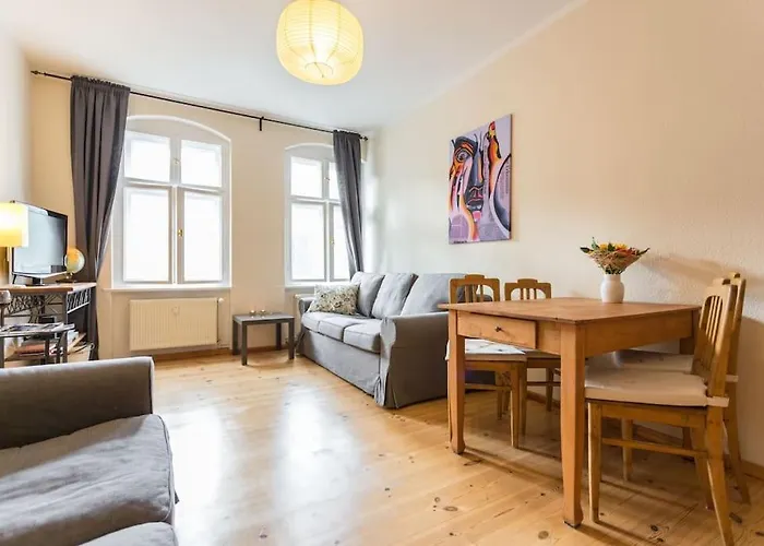 Zentrale Altbauwohnung Im Helmholtzkiez