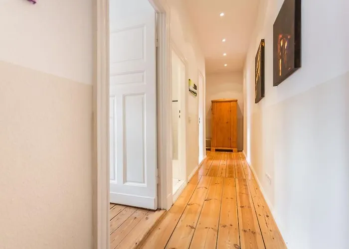 Zentrale Altbauwohnung Im Helmholtzkiez *