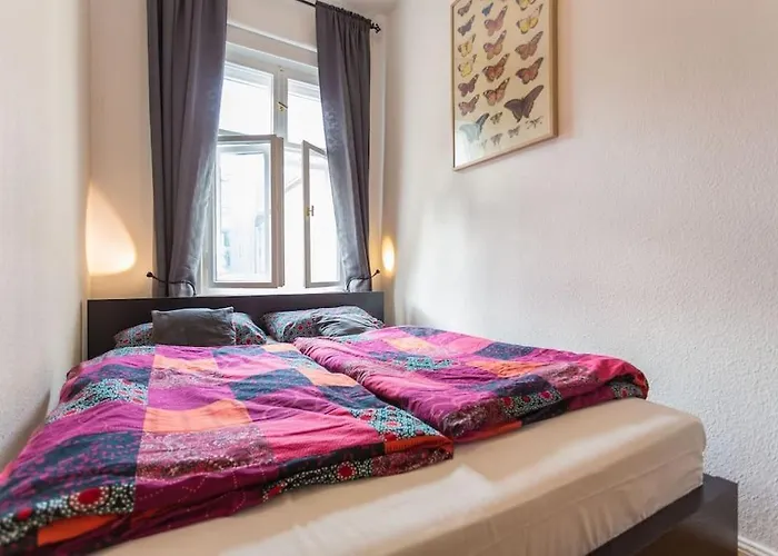 Zentrale Altbauwohnung Im Helmholtzkiez *