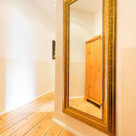 Zentrale Altbauwohnung Im Helmholtzkiez *