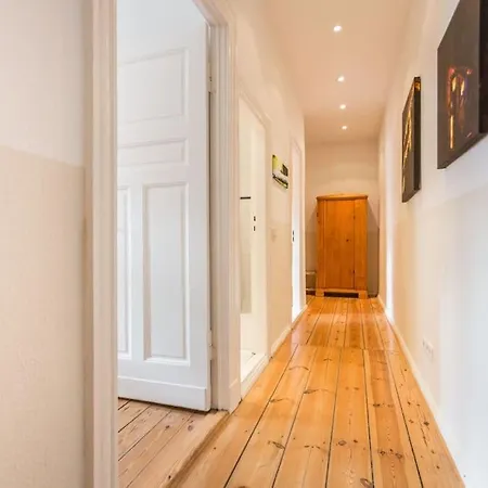 Zentrale Altbauwohnung Im Helmholtzkiez *